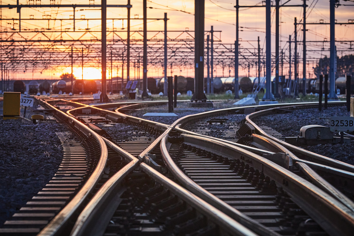 Een sfeer impressie van het spoor met ondergaande zon.