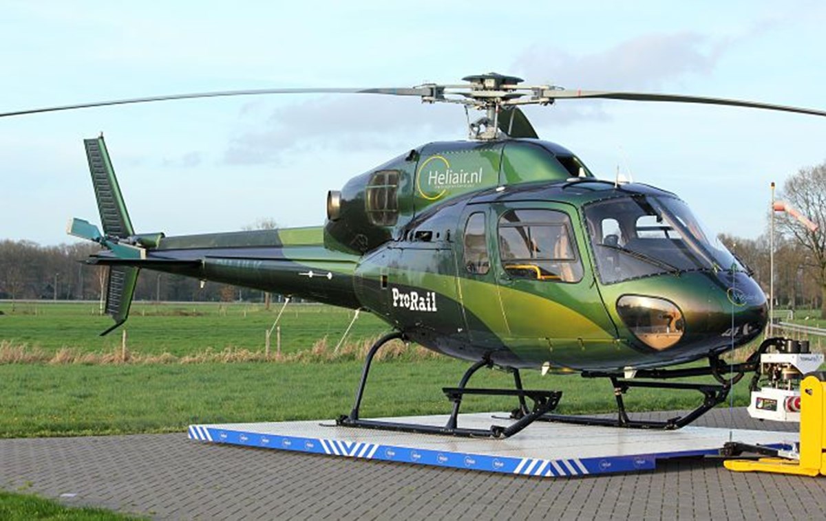 Afbeelding van een helikopter met opname apparatuur voor luchtfoto's.