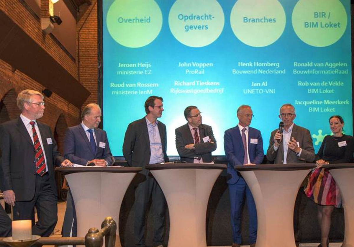 Een afbeelding van de deelnemende personen van het discussiepanel