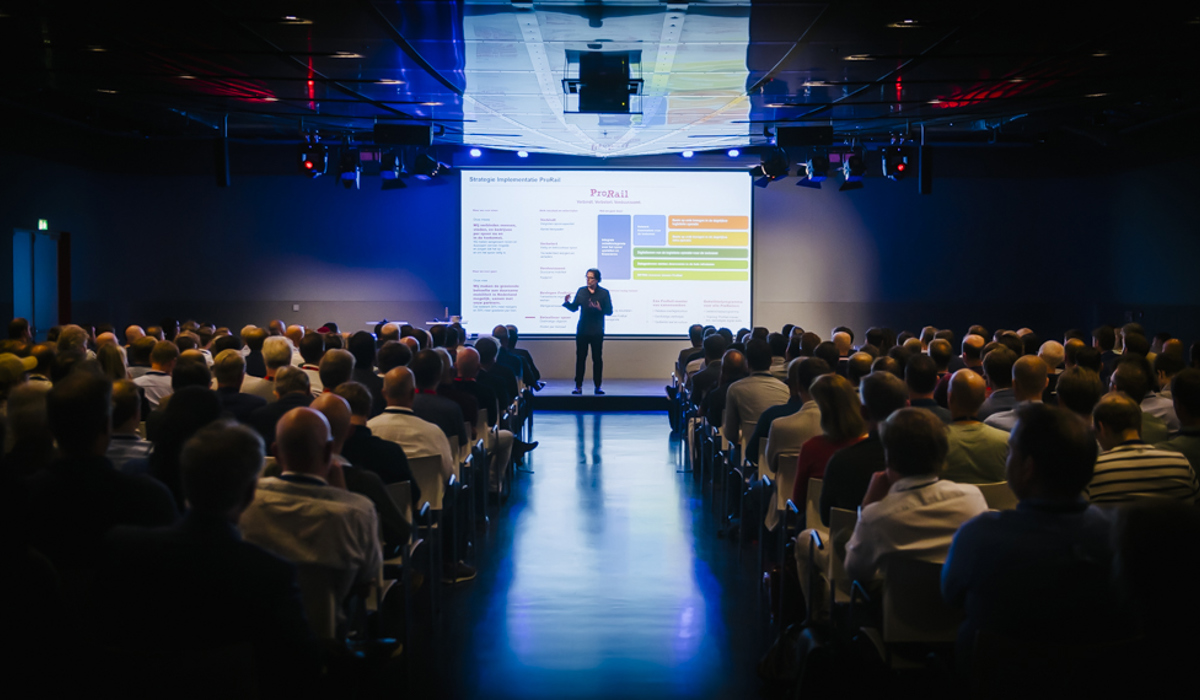Afbeelding van een spreker tijdens het spoordatacongres