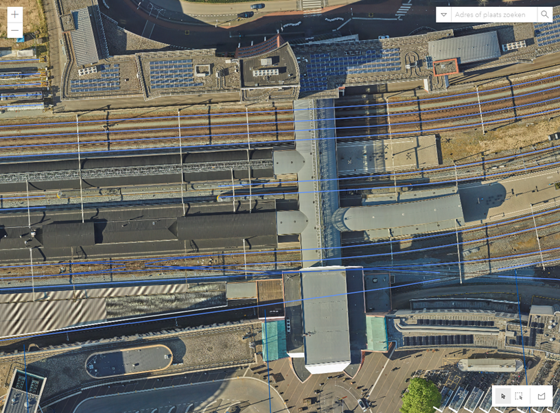 Afbeelding met een luchtfoto van station Amersfoort