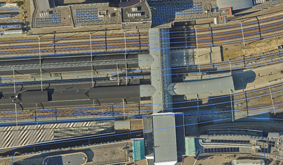 Afbeelding met een luchtfoto van station Amersfoort
