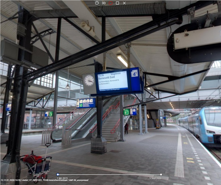 Afbeelding met een panoramafoto van de roltrappen op station Amersfoort