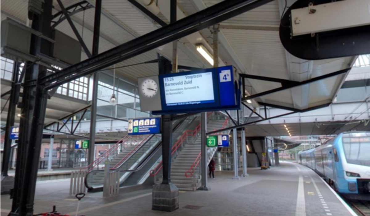 Afbeelding met een panoramafoto van de roltrappen op station Amersfoort