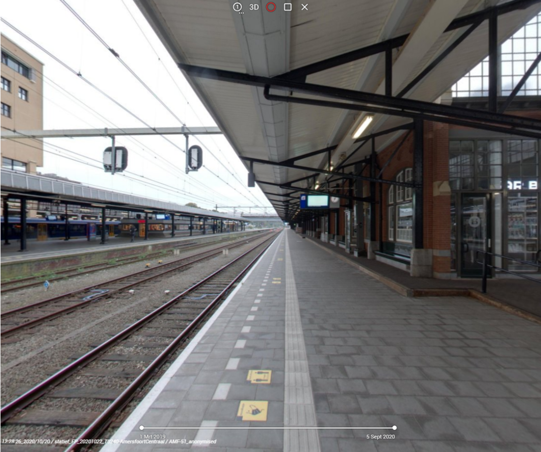 Afbeelding met een panoramafoto van perron 3 op Amersfoort centraal