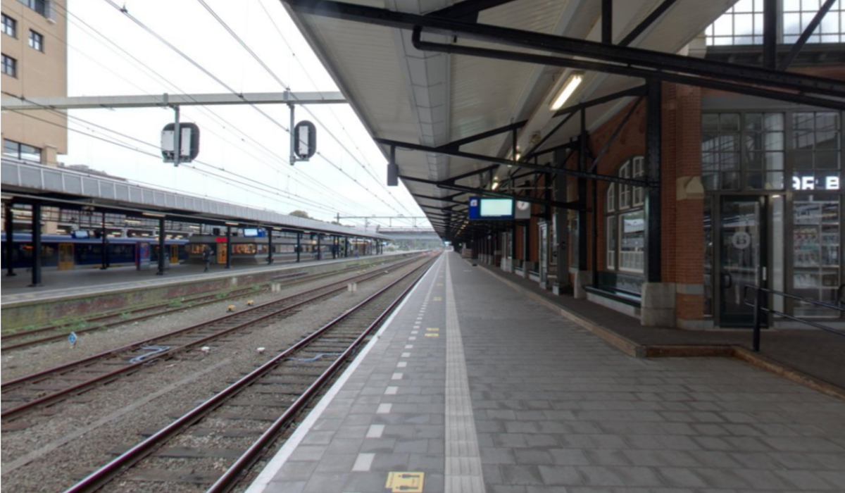Afbeelding met een panoramafoto van perron 3 op Amersfoort centraal
